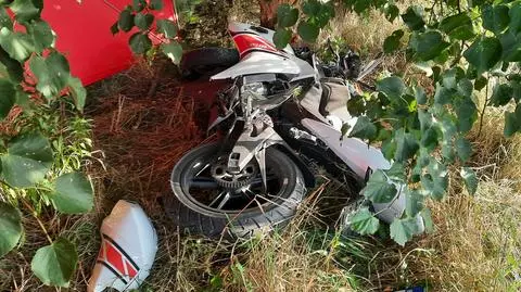 Zjechała z drogi do rowu, uderzyła w drzewo. 17-latka nie żyje