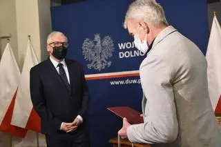 Mężczyzna spędził ponad 20 lat na fermie drobiu, teraz z rąk wojewody dolnośląskiego otrzymał polskie obywatelstwo