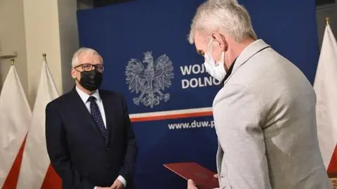 Mężczyzna spędził ponad 20 lat na fermie drobiu, teraz z rąk wojewody dolnośląskiego otrzymał polskie obywatelstwo