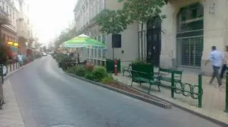 Wydzielona przestrzeń pod ogródki piwne i ławki