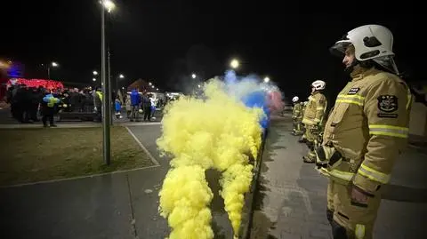 Śpiewają hymn, wznoszą ukraińską flagę. "Jesteśmy z Wami"