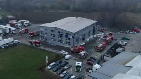 Płonęła hala, zginęła jedna osoba. Dwie osoby ranne