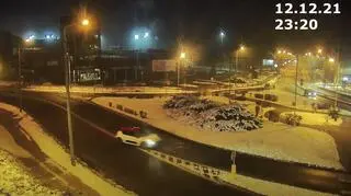 Kierowca zmienia pas na lewy i wjeżdża na rondo pod prąd