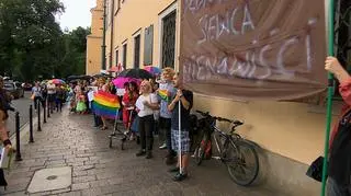 Doniesienie i protest przed kurią po słowach abp. Jędraszewskiego. "To jest sianie nienawiści"