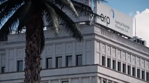 Kadr z reportażu "Jak rząd szył maseczki"