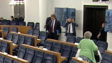 Wiceszef MSWiA i szef policji wychodzą przed wystąpieniem zastępcy RPO w Senacie