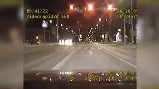 Policjanci chcieli ukarać kierowcę, który wjechał na skrzyżowanie na czerwonym świetle