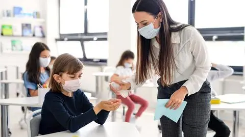 Ponad 1000 szkół działa w trybie innym niż tradycyjny. "Ale to nie oznacza, że inne pracują normalnie"