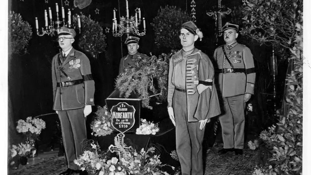 Warta honorowa przy trumnie Korfantego