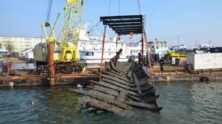 Prace przy wyciąganiu wraku 