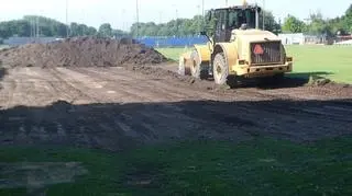 Robotnicy zrywają murawę na stadionie przy Drodze Dębińskiej