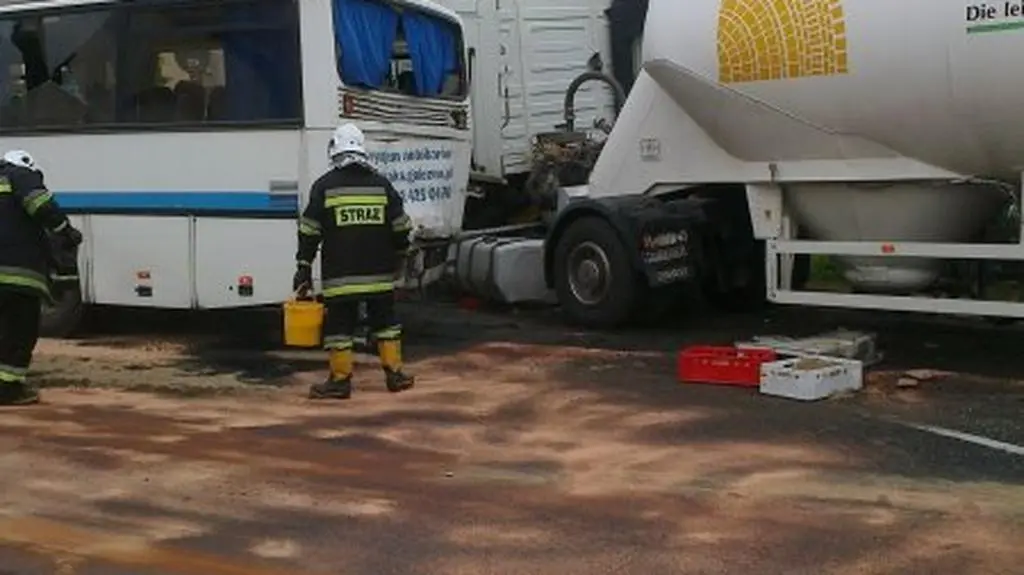 Ciężarówka uderzyła w autobus
