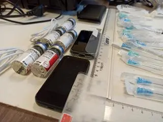 Funkcjonariusze znaleźli telefony komórkowe oraz ampułki ze sterydami