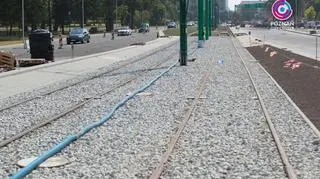 Świeżo wyremontowane torowisko tramwajowe na ulicy Matyi