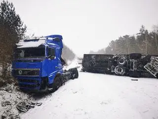 Pojazdy zderzyły się w poniedziałek po południu