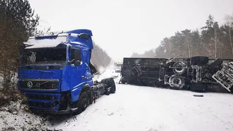 Pojazdy zderzyły się w poniedziałek po południu