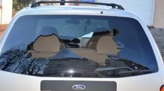 Policjanci zatrzymali dwie osoby, które podejrzewają o kradzieże oraz zniszczenie aut
