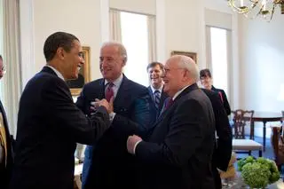 Barack Obama, Joe Biden i Michaił Gorbaczow w 2009 roku
