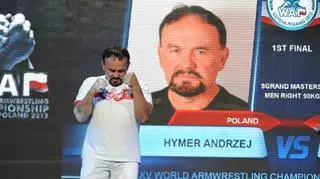 Andrzej Hymer, złoty medalista, siłujący się prawą ręką