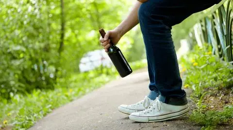 "Żałuję, że rodzice mnie nie dopytywali. Oni mi ufali na słowo". Piją zarówno chłopcy, jak i dziewczyny