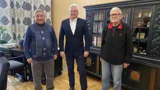 Wojownicy z technikum mechatronicznego przy Wiśniowej. Andrzej Wrona, po prawej, ma 82-lata i jest jednym z najstarszych nauczycieli w Polsce
