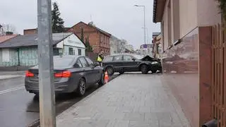Nietrzeźwy kierowca uderzył w budynek przy ulicy Kazanowskiej w Końskich