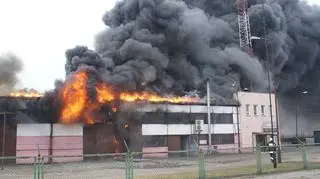 Płonie hala po dawnym Damwarze
