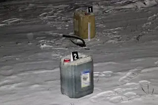 Spuszczał paliwo ze zbiornika i przelwał je do plastikowych pojemników 