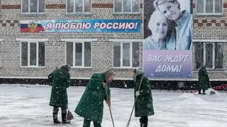 Skazani zamiatają śnieg napisem „Kocham Rosję” 