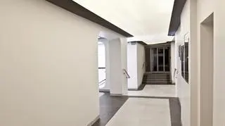 Korytarz w szarości i bieli