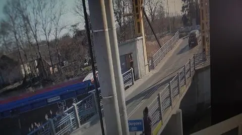 Wjechała na otwierający się zwodzony most