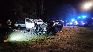 Auto zderzyło się z busem. W busa uderzył też inny samochód
