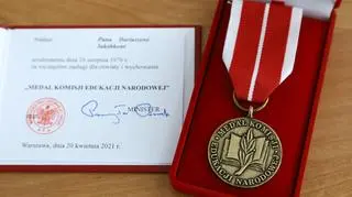 Medal, który został przyznany dyrektorowi przez ministra Przemysława Czarnka