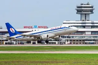 Embraer 175 linii Belavia na lotnisku w Mińsku