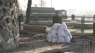 Granat został przykryty workami z piaskiem