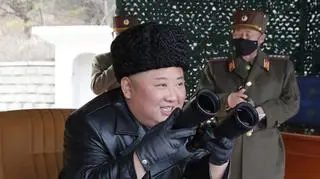 Kim Dzong Un w towarzystwie żołnierzy z maseczkami na twarzach