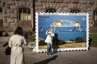 Ukrainka pozuje do zdjęcia przed instalacją artystyczną ukazującą most Krymski