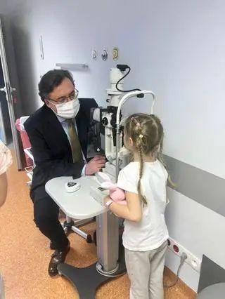 Profesor Robert Rejdak z siedmioletnią Daryną z Kijowa