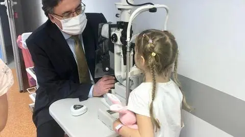 Profesor Robert Rejdak z siedmioletnią Daryną z Kijowa