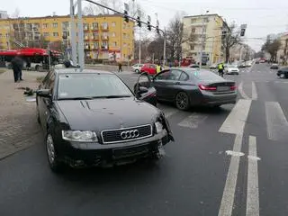 30-latek uderzył w sygnalizator i znak drogowy