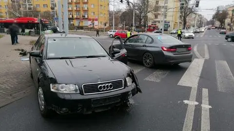Uciekał kradzionym autem przed policją. Rozbił się na sygnalizatorze i znaku drogowym