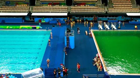 Woda w basenie olimpijskim zmieniła kolor