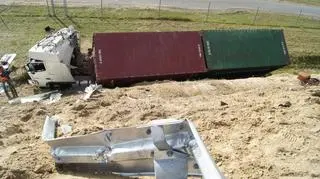 Samochód ciężarowy na dole nasypu 