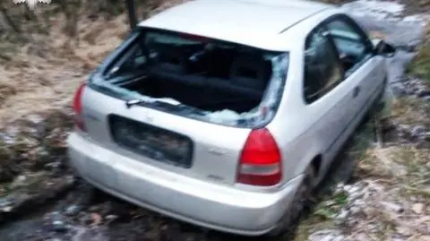 Samochód został zniszczony. Znaleziono go w lesie