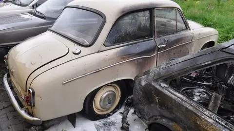 Wybili część szyb w samochodach, podpalili siedzenia, karoserie pomazali farbami. "Dla zabawy"
