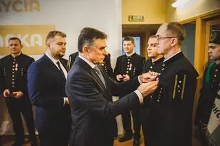 Michał Moskal (w garniturze z lewej) na Barbórce w kopalni Bogdanka w 2022 roku