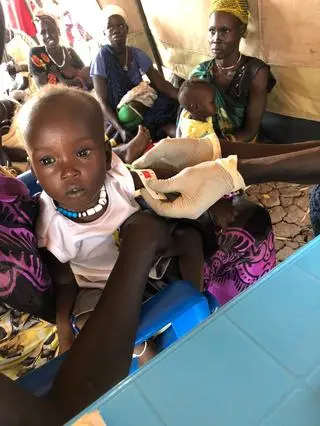 Matki oczekujące na zbadanie poziomu niedożywienia dzieci w mobilnej klinice, Sudan Południowy 
