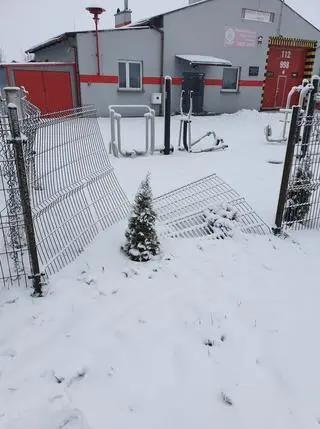 Ktoś zniszczył płot przy remizie strażackiej. "My wiemy, kto to zrobił"