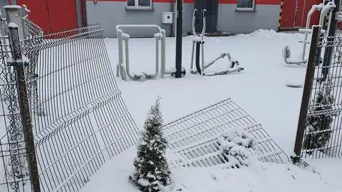 Ktoś zniszczył płot przy remizie strażackiej. "My wiemy kto to zrobił"