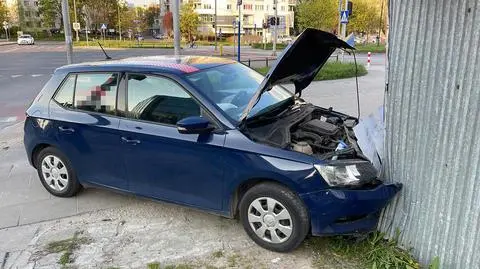 Zderzenie dwóch aut na Mokotowie, jedno z nich wjechało w warzywniak